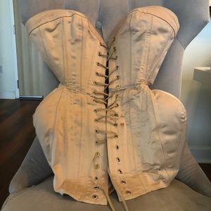Corset dress with hips
